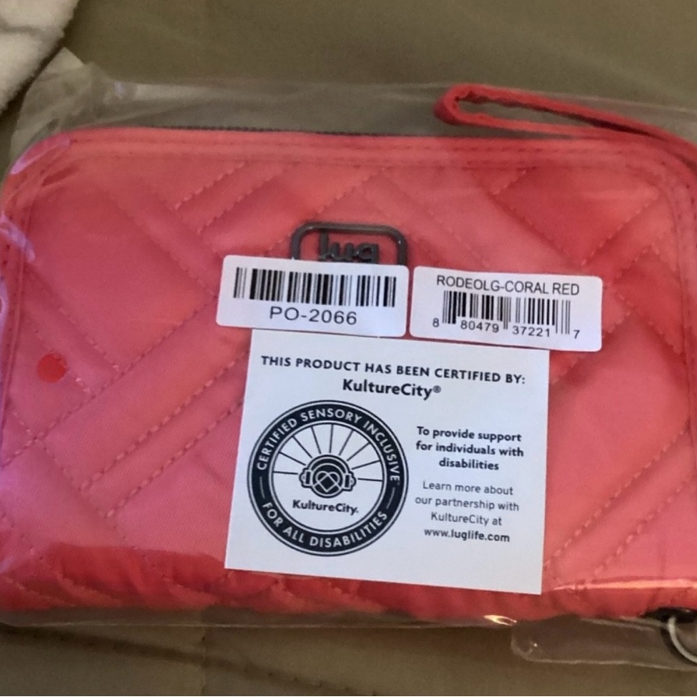 🪸🐠 NWT Lug Legacy Collection RFID Rodeo wallet in beautiful Coral Red - Picture 7 of 7